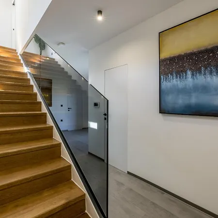 Villa Seaside Leonis - Gym, Sauna And A Pool Podstrana